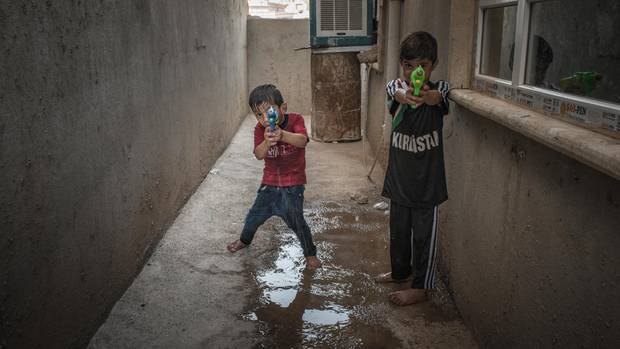 Khairi und sein Bruder Anas (rechts) mit Wasserpistolen in den Händen. "Die Kinder haben alles mitansehen müssen", sagt Jaleela