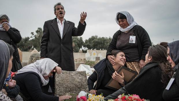 Jaleela (unten, 3. v.r.) am Grab ihres Mannes Hazim. Er verstarb im Oktober 2017 mit 31 Jahren an einem Herzinfarkt