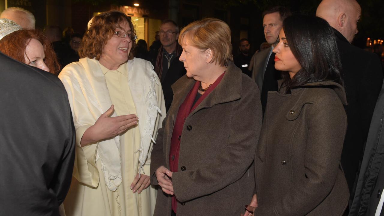 Angela Merkel und Sawsan Chebli (re.) am Abend in Berlin