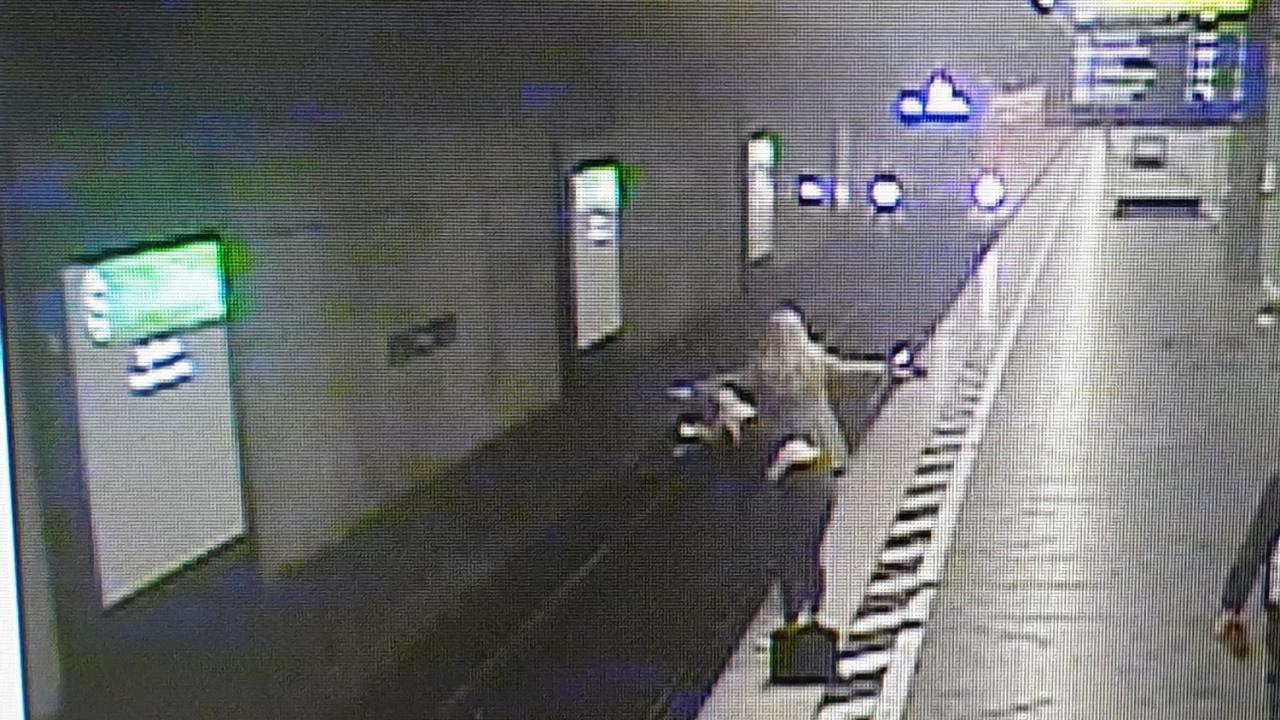 Die Überwachungskamera zeichnete die dramatische Szene auf. Tanja A. und eine zweite Passantin warnten die einfahrende S-Bahn per Handzeichen.