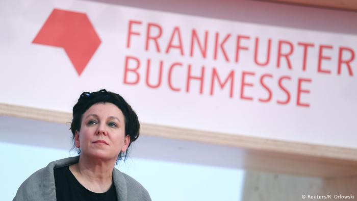 Literaturnobelpreisträgerin Olga Tokarczuk unter einem Logo der Frankfurter Buchmesse (Reuters/R. Orlowski)