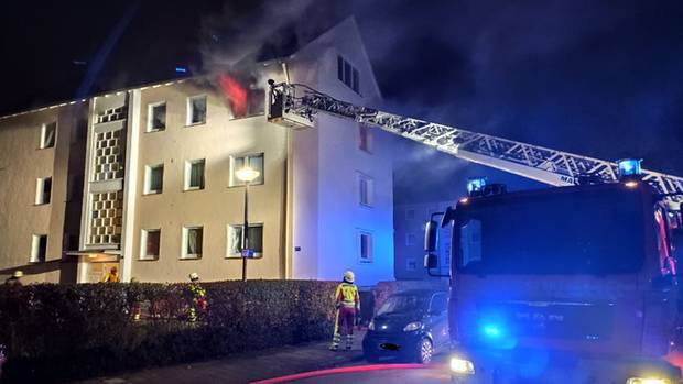 Nachrichten aus Deutschland: Eine Wohnung in einem Mehrfamilienhaus in Hameln steht in Flammen