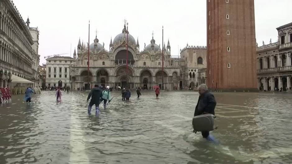 Höchster Stand seit 1966: Hochwasser in Venedig auf Rekordstand – Wassermengen sorgen für Ausnahmezustand