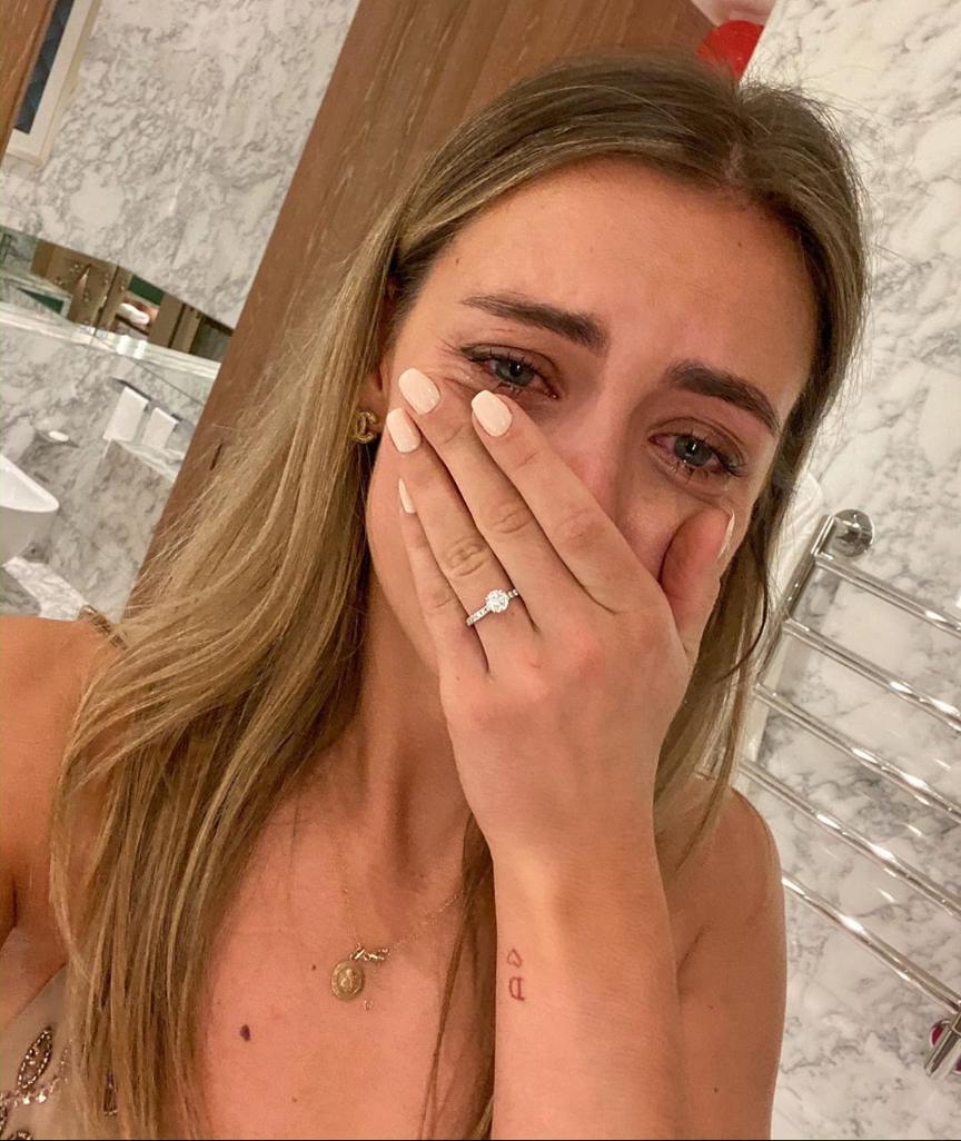 Tränen der Freude: Evelyn Konrad zeigt ihren Verlobungsring – das Foto postete Davie Selke auf Instagram