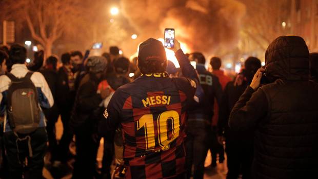 Sport kompakt: Ein Messi-Fan filmt brennende Barrikaden vor dem Stadion