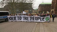 Eine Demonstration von Fridays For Future geht durch die Hamburger Innenstadt 