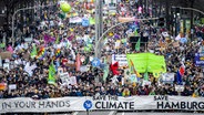 Teilnehmer einer Klima-Demonstration von Fridays for Future ziehen durch die Stadt. © pciture alliance/Axel Heimken Foto: Axel Heimken