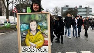 Ein Teilnehmer der Fridays-for-Future-Bewegung trägt ein Bild von Greta Thunberg. © NDR Foto: Mayss Shehawi