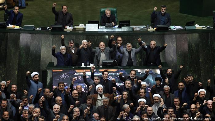 Konflikt Iran-USA | Parlamentssitzung in Teheran (picture-alliance/dpa/Tasnim News Agency/M. Hassanzadeh)