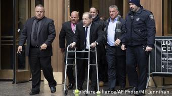 USA New York | Harvey Weinstein verlässt das Gericht nach einer Anhöhrung (picture-alliance/AP Photo/M. Lennihan)