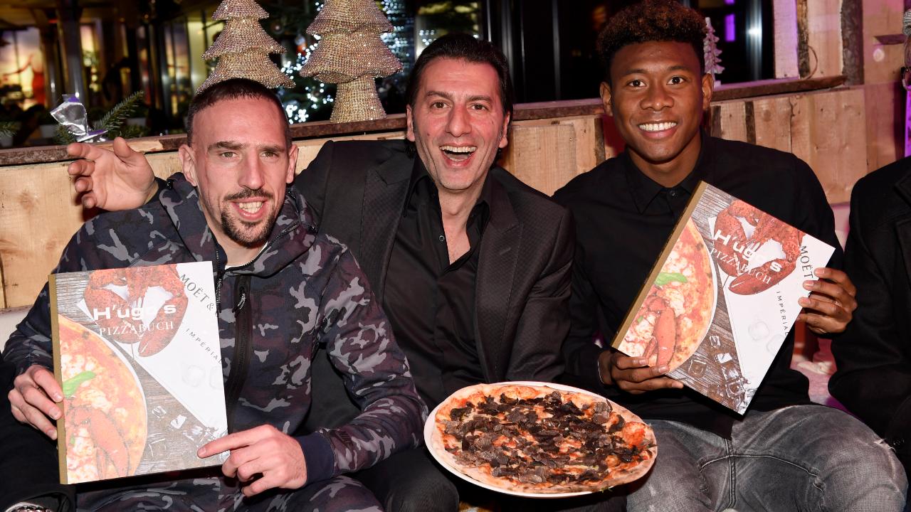 Das ,H'ugo's' ist ein Hotspot der Fußballstars. Hier posiert Crocamo mit Franck Ribery (l.) und David Alaba