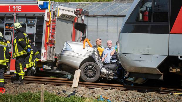 Nachrichten aus Deutschland: Zerstörtes Auto liegt vor einem Zug