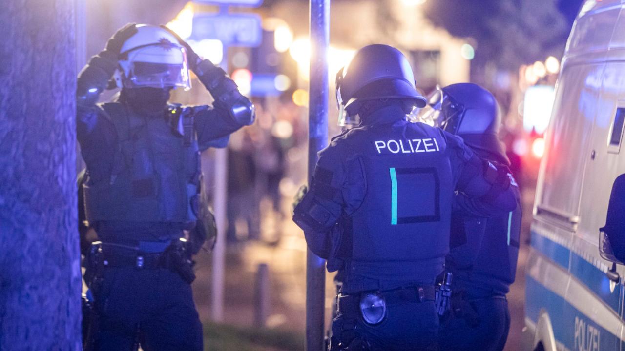 In er Nacht zum Sonntag sind in Stuttgart Randalierer auf die Polizei losgegangen