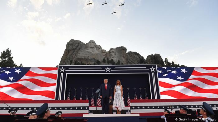 Donald Trump steht mit Gattin Melania vor dem Mount Rushmore National Memorial (Getty Images/AFP/S. Loeb)