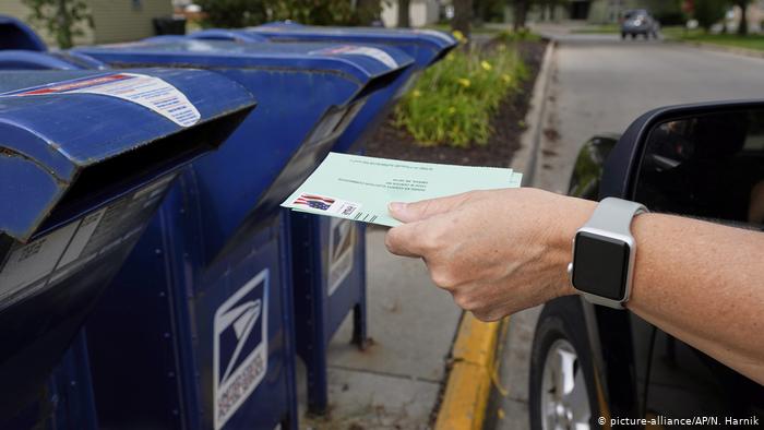Ein Mann wirft Post in einen US-Briefkasten 