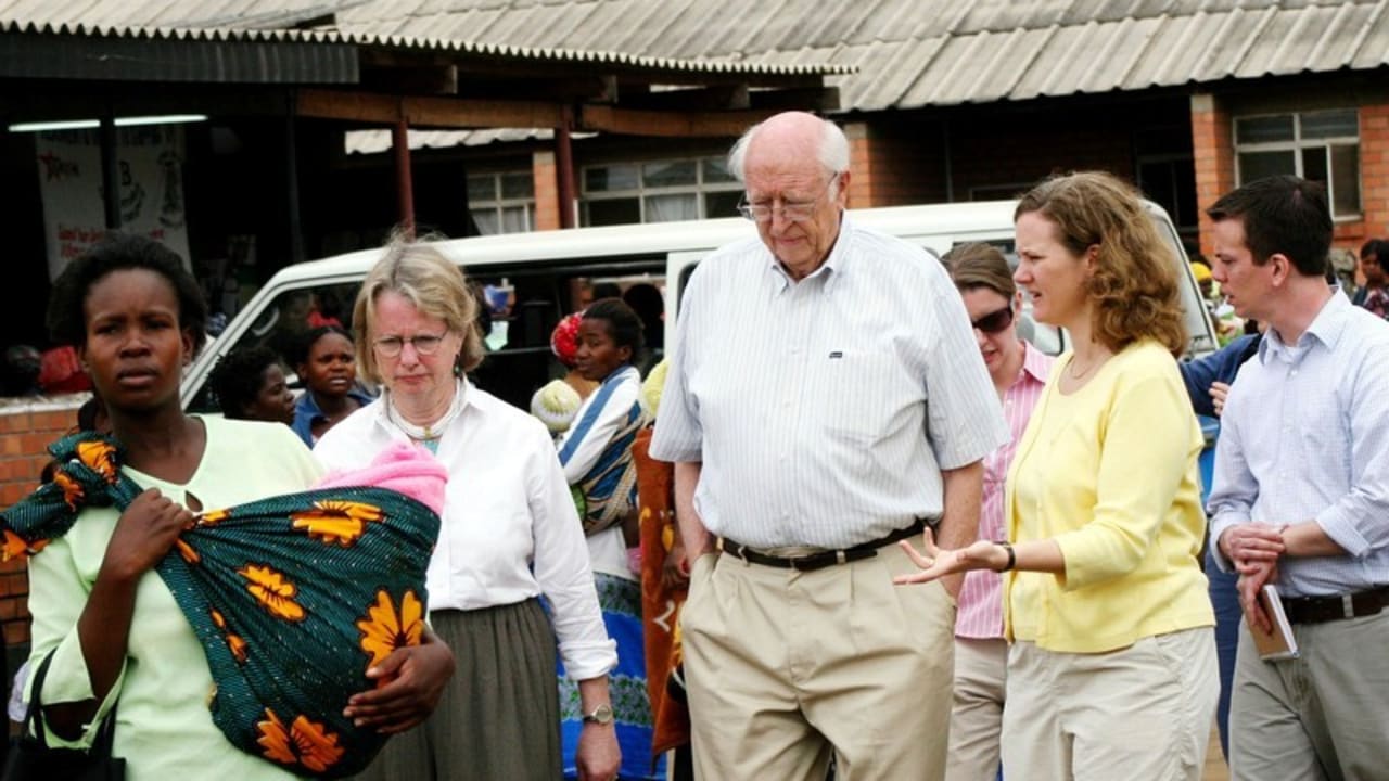 Ein Bild aus dem Jahr 2007: WILLIAM HENRY GATES SENIOR (M.) UND EHEFRAU MIMI GARDNER GATES (L.) in Sambia beim Aufbau eines Gesundheitsprogrammes der „Bill und Melinda Gates Stiftung“