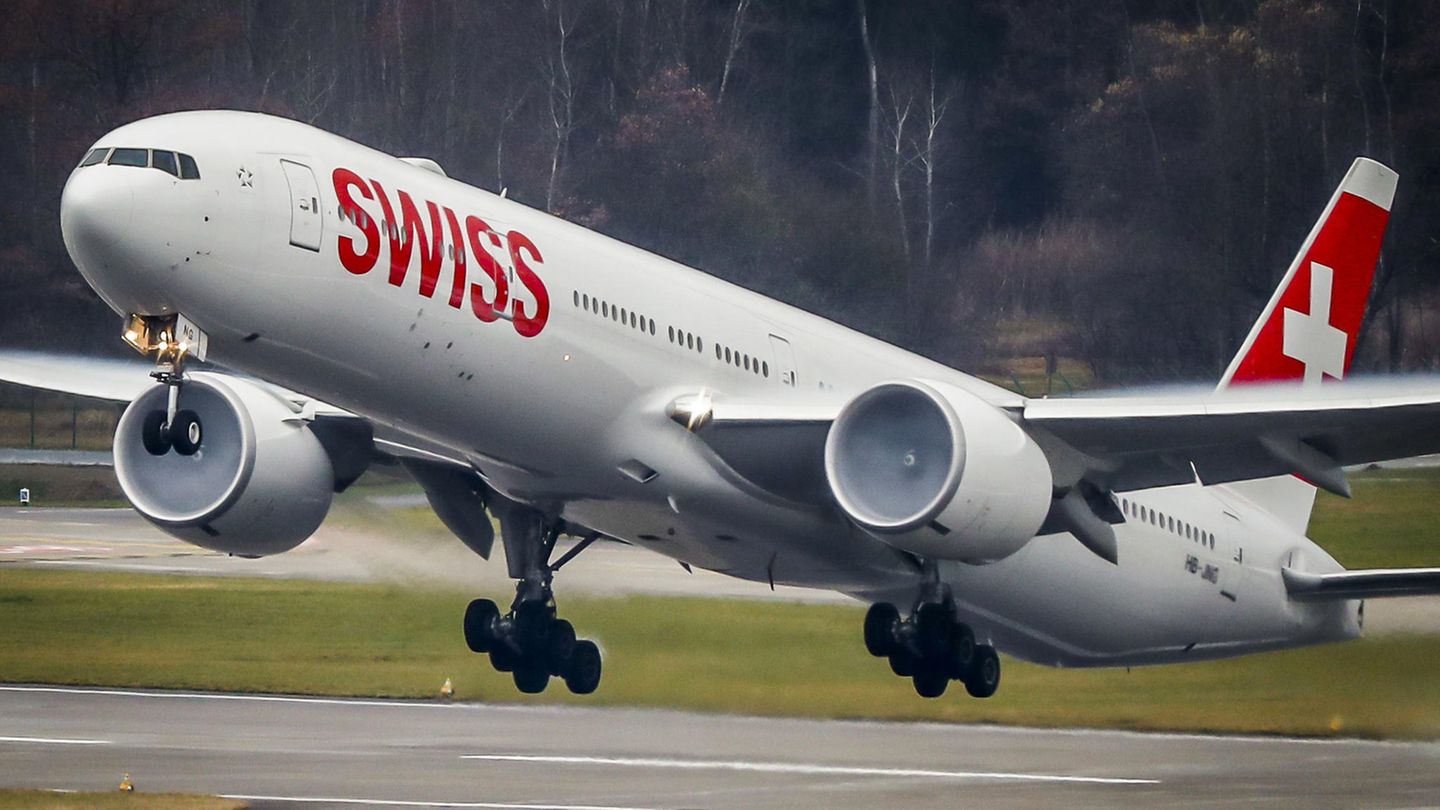 Das Flaggschiff der Swiss: eine Boeing 777-300ER beim Start