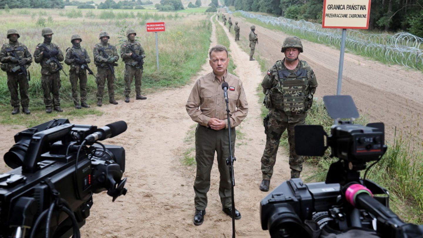 Polen Außenminister Mariusz Blaszczak bei einer Pressekonferenz am Grenzgürtel an der polnisch-belarussichen Grenze