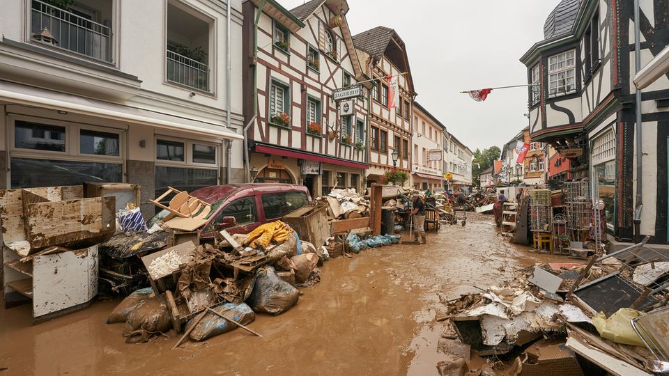 Anwohner und Ladeninhaber in Bad-Neuenahr-Ahrweiler (Rheinland-Pfalz) versuchen, ihre Häuser vom Schlamm zu befreien