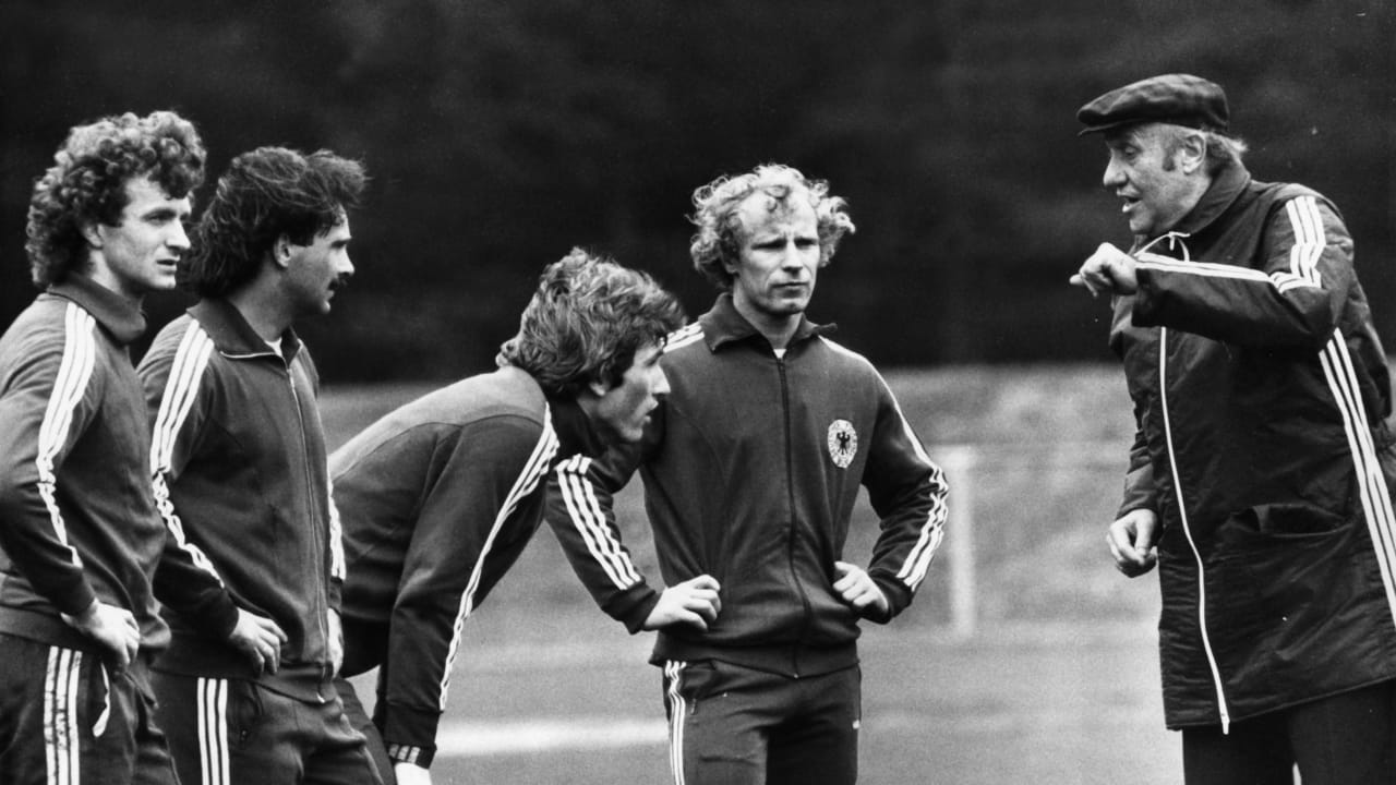 Kurz vor Kölns Double: Harald Konopka (2.v.l.) mit Rainer Bonhof (l.), Manfred Kaltz (M.), Berti Vogts (2.v.r.) und Bundestrainer Helmut Schön (r.) am 3. April 1978 im Trainingslager in Quickborn